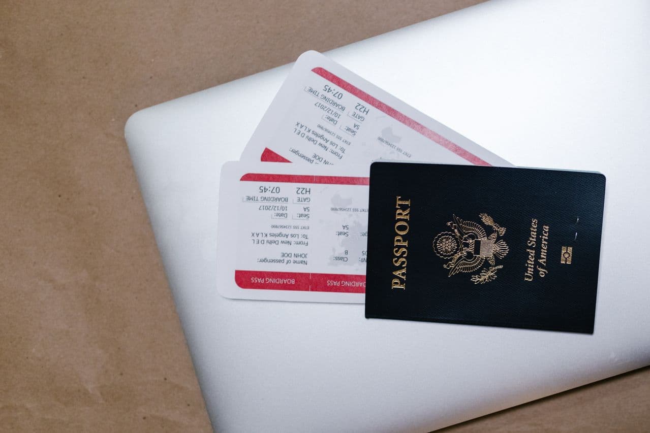 Pasaporte y documentos de viaje sobre un portátil — traducción jurada de documentos