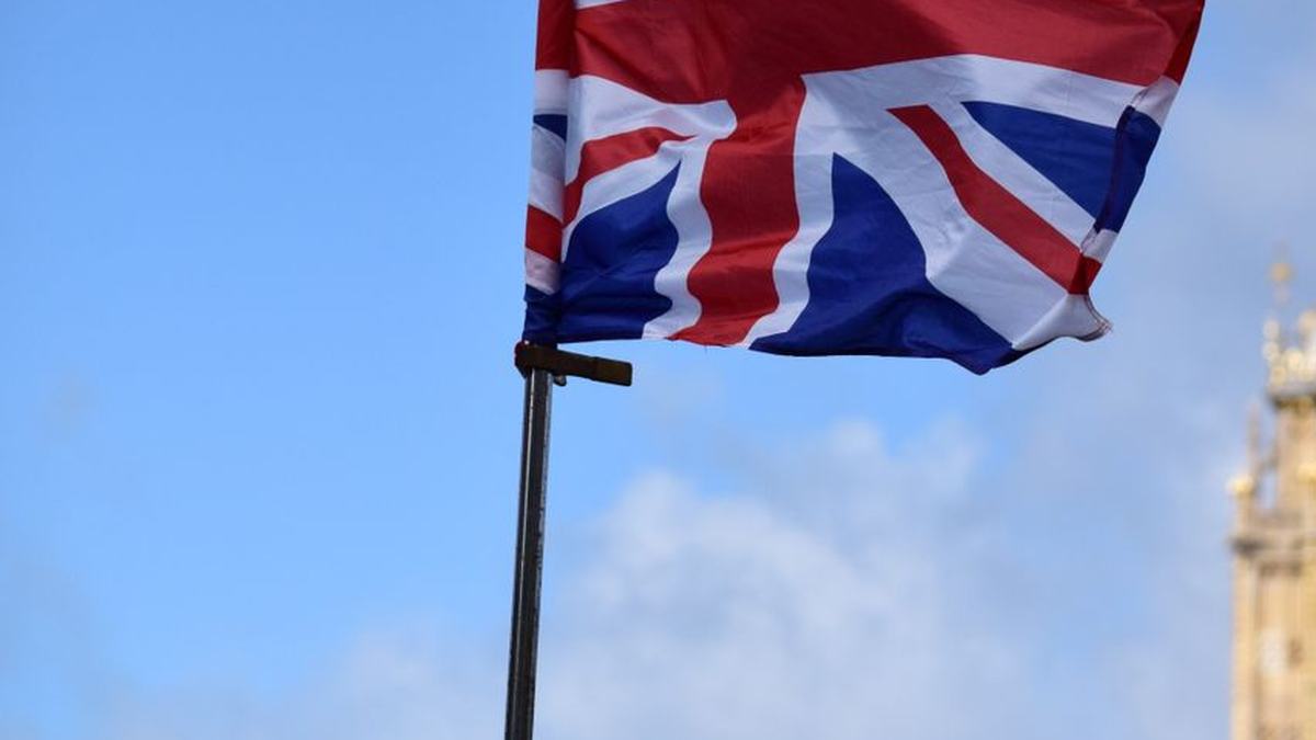 Bandera británica ondeando — canje del permiso de conducir del Reino Unido en España
