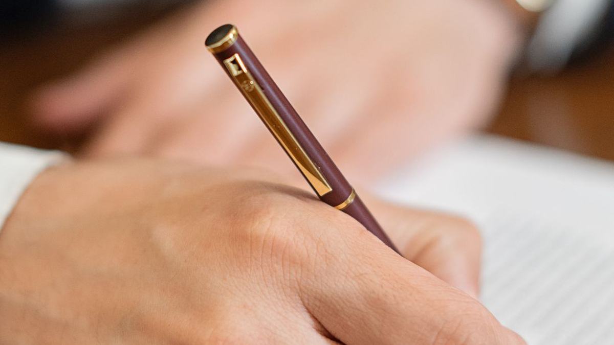 Pluma sobre un documento — firma de una traducción jurada digital