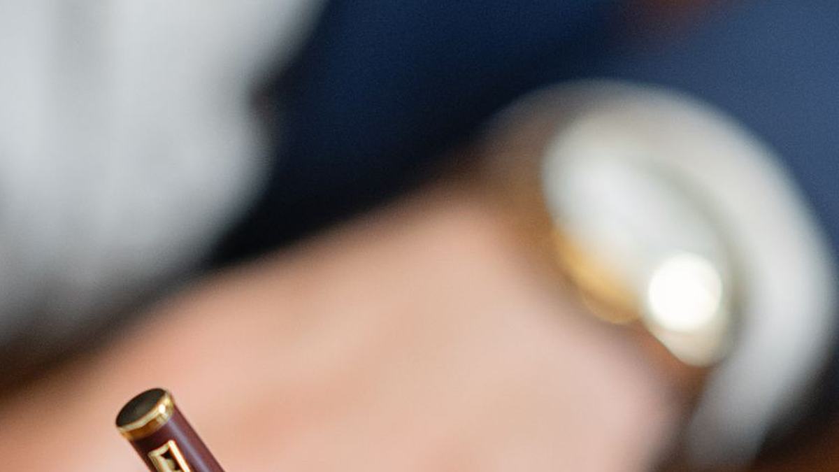 Reloj de pulsera junto a un documento — plazos de entrega de la traducción jurada