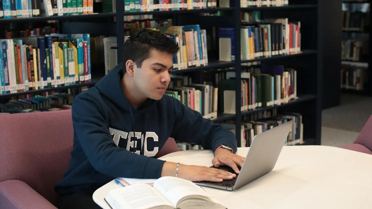 Estudiante trabajando en la biblioteca — solicitudes a universidades del Reino Unido