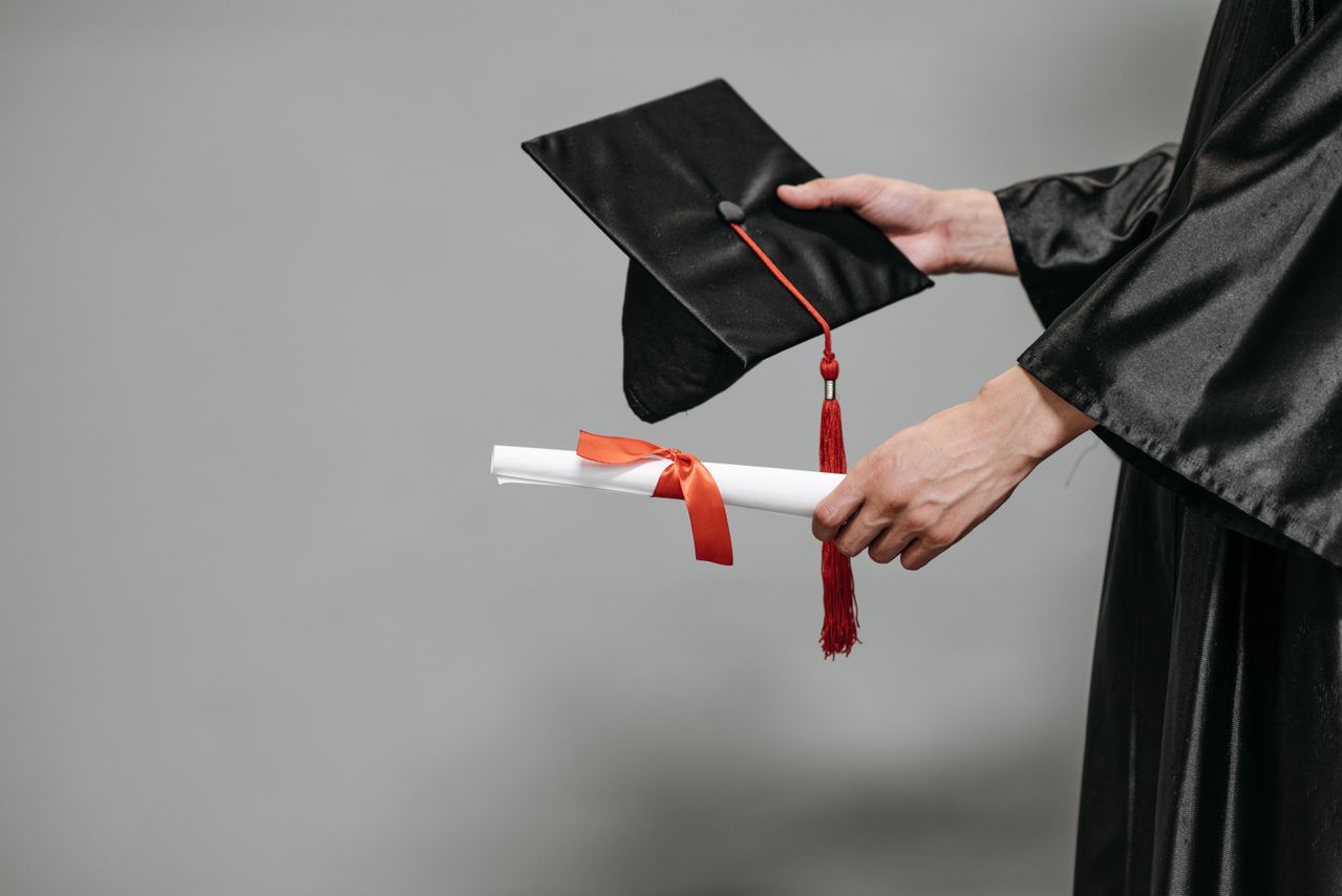 Título universitario y expediente académico sobre una mesa